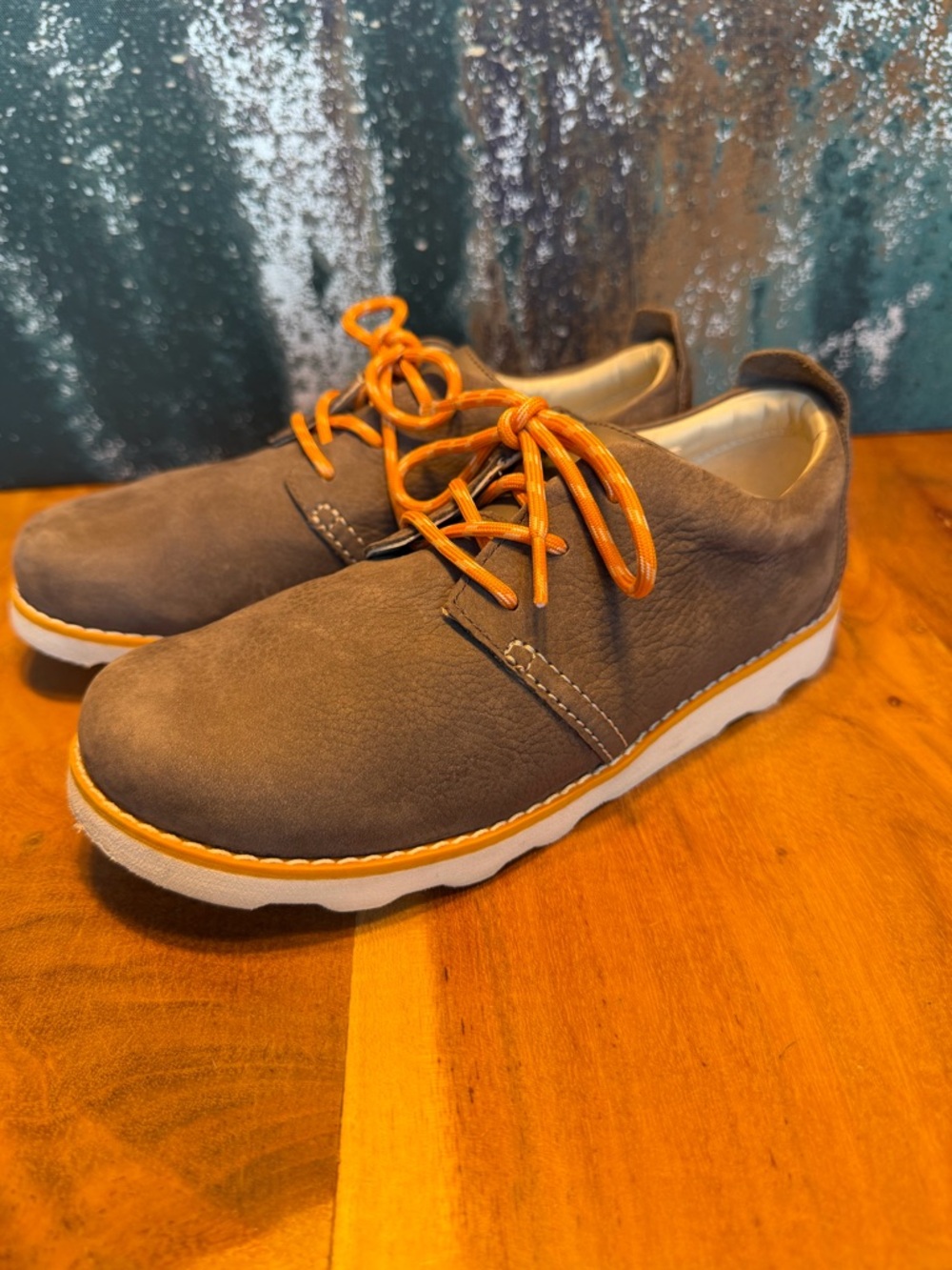 Clarks casual minimalist leather lace-up shoes‎ taupe/orange kids 2W (EUC)